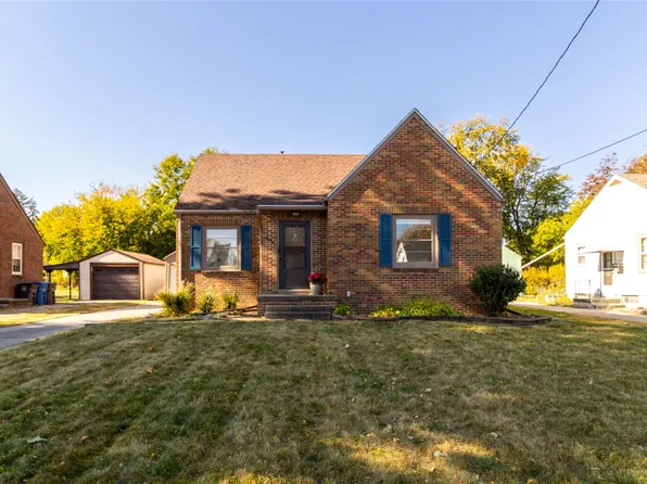 2004 52nd St, Des Moines, IA 50310