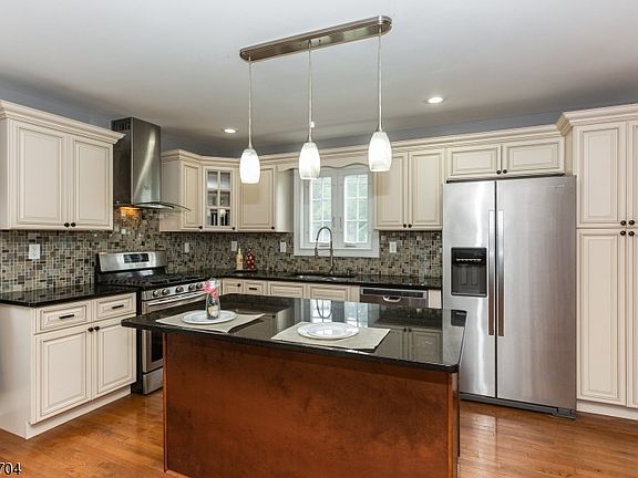 5th image of 370 Girard Ave
