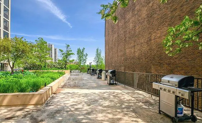 4343 N Clarendon Ave — Photo 2