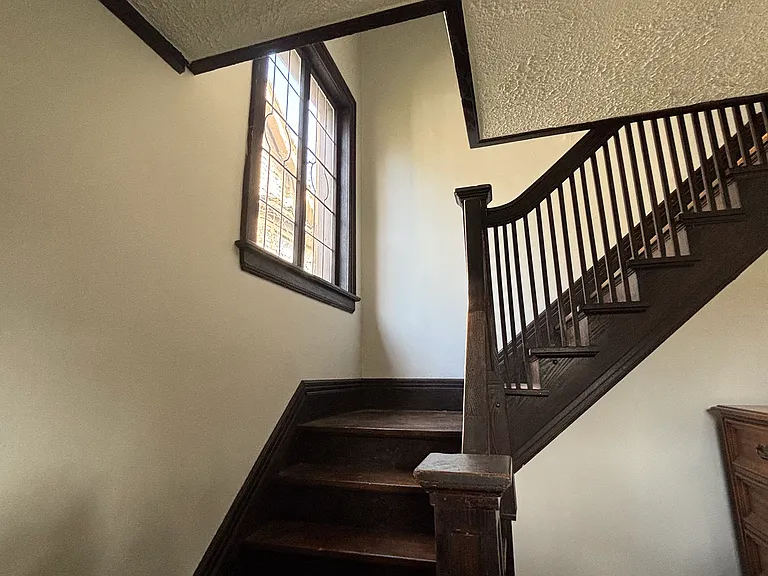 Private front entry with foyer area.
