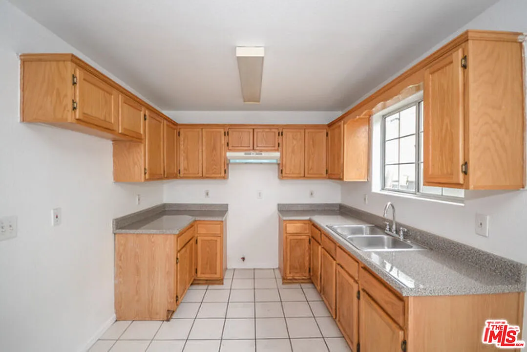 3 bed, 2.0 bath, 1151 sqft, $3,000 — Photo 2
