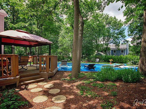 4th image of 828 Interlaken Dr