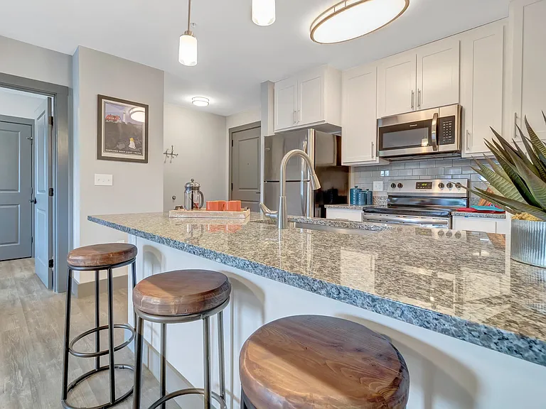 Kitchen wit White Shaker Cabinets