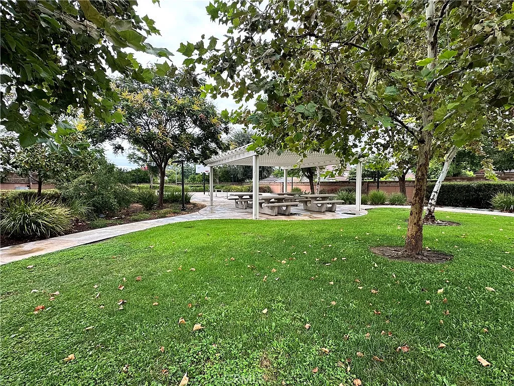 4 bed, 2.5 bath, 2320 sqft, $3,350 — Photo 4