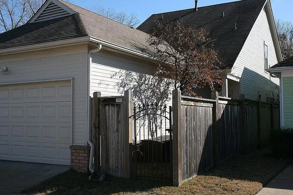Building Photo - 1043 River Isle Dr