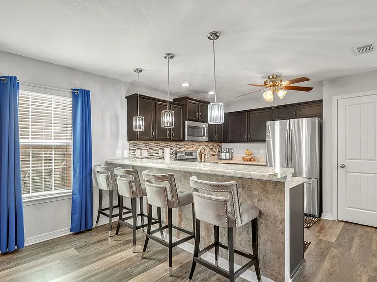 503 Eisenhower Dr — Photo 5