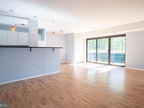 3rd image of 6141 Leesburg Pike APT 510