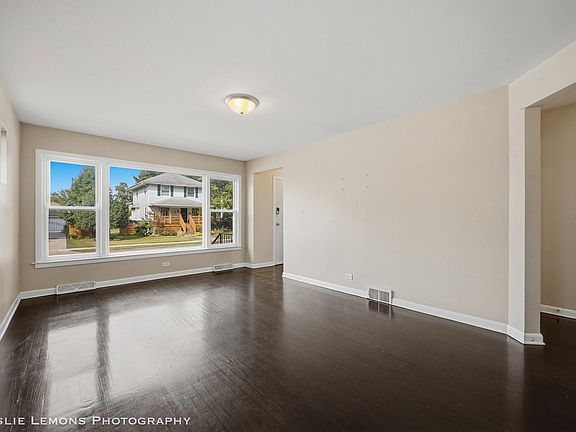 4th image of 3433 Wesley Ave