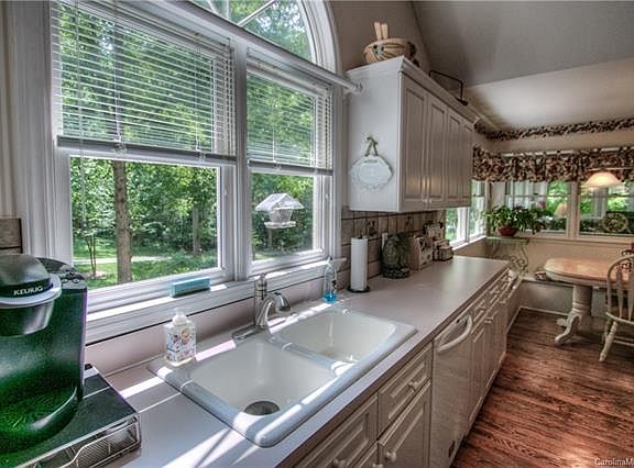5th image of 2833 Wimbledon Dr