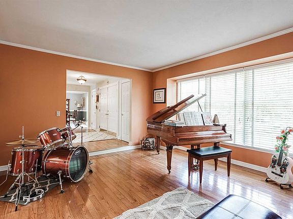 5th image of 14 Ledgewood Cir