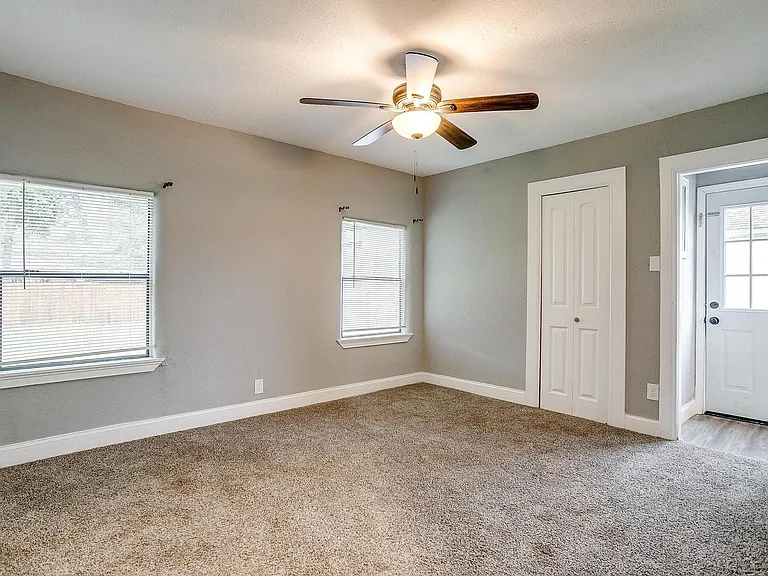 823 College St — Photo 15