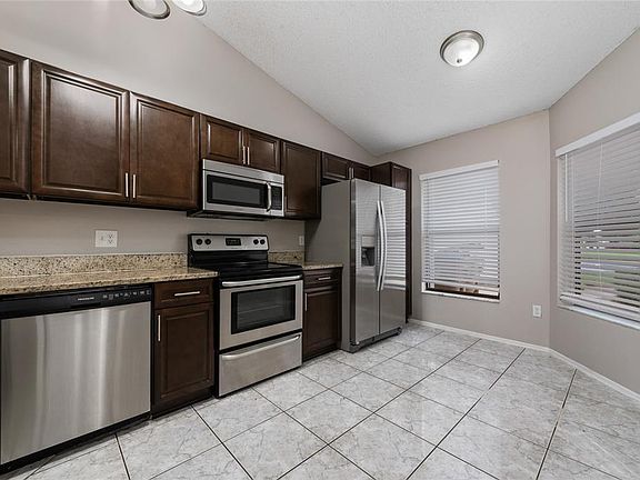 3rd image of 140 Lakepointe Cir