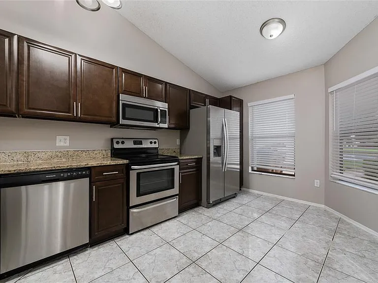 140 Lakepointe Cir — Photo 3