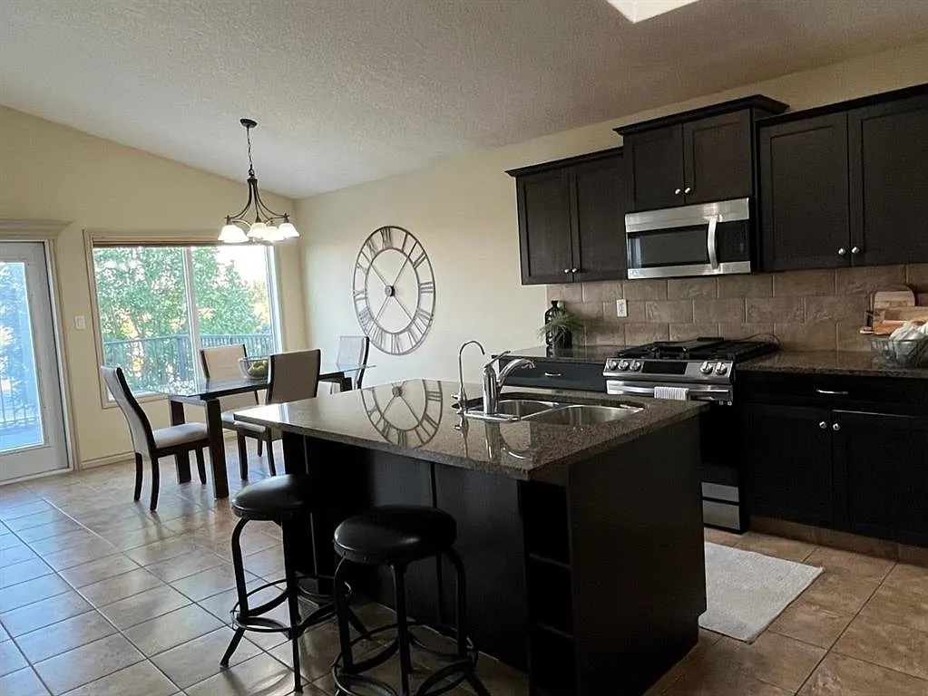 5 bed, 3.0 bath, 1635 sqft, $4,000 — Photo 3
