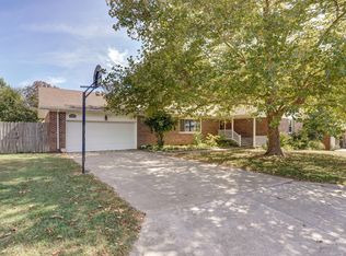 605 School View Dr, Monett, MO 65708