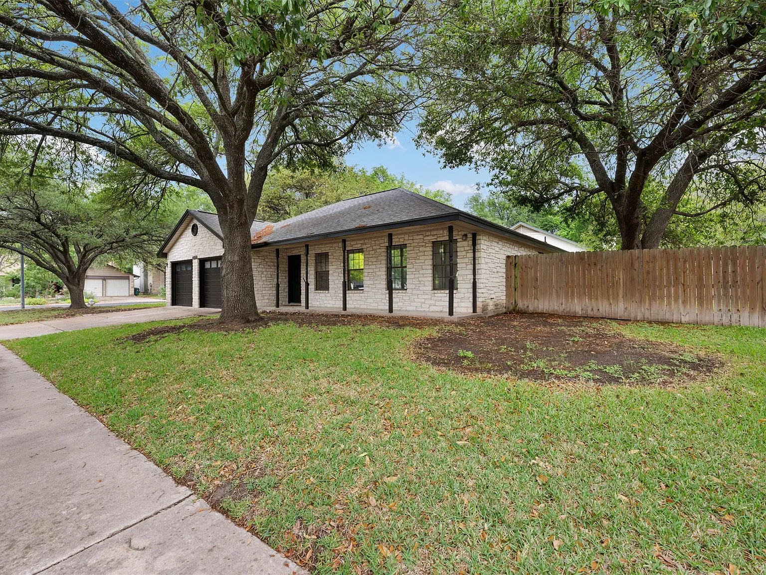 3 bed, 2.0 bath, 1377 sqft, $2,050 — Photo 2