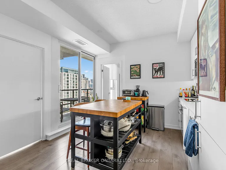 297 College St #1503 — Photo 6