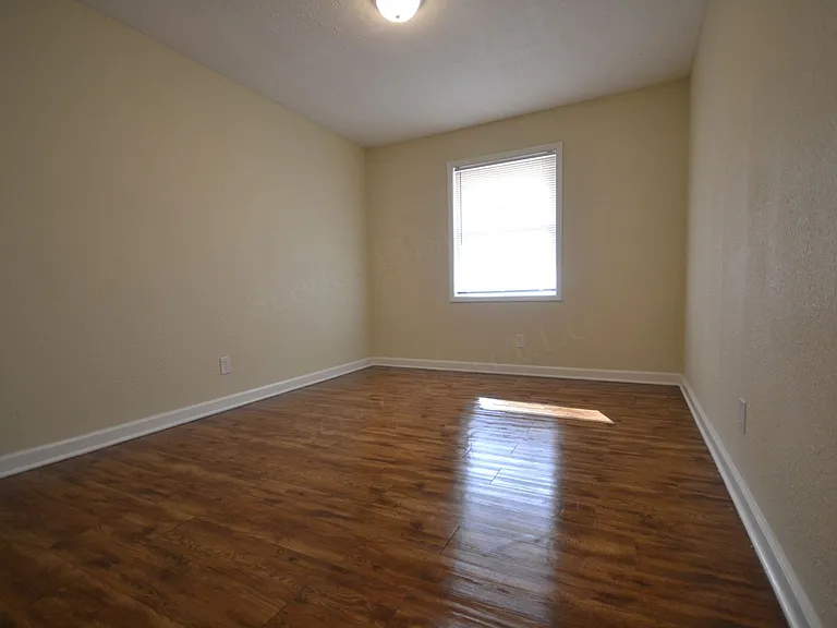 216 W Austin St — Photo 9