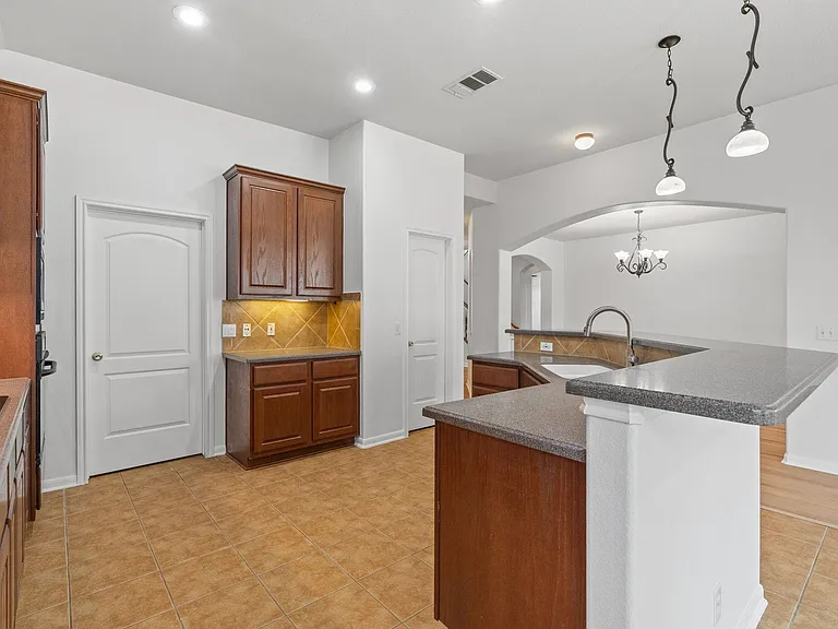 209 Canterbury Dr — Photo 13