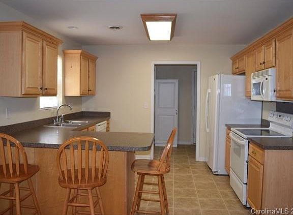 3rd image of 493 Stonehenge Dr