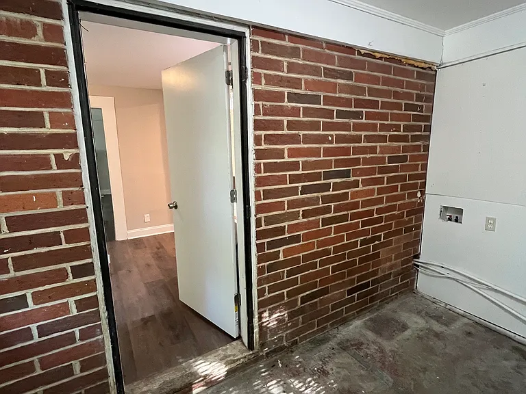 3905 Robinson Rd — Photo 4