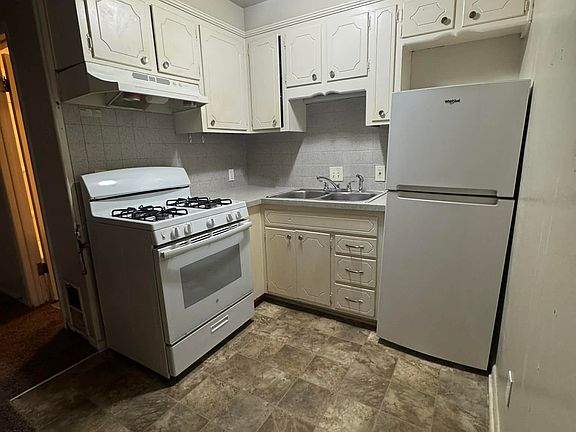 3rd image of 2815 Merriam Ln APT 15