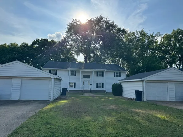 2425 Lakeshore Dr, Pekin, IL 61554