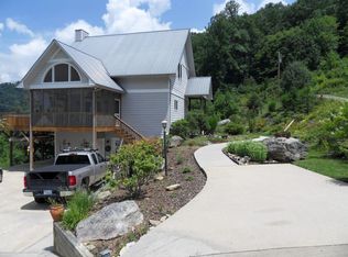 526 Wayard Cv, Clyde, NC 28721