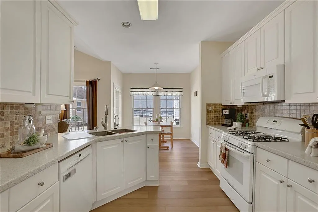 3 bed, 2.0 bath, 1931 sqft, $2,950 — Photo 3