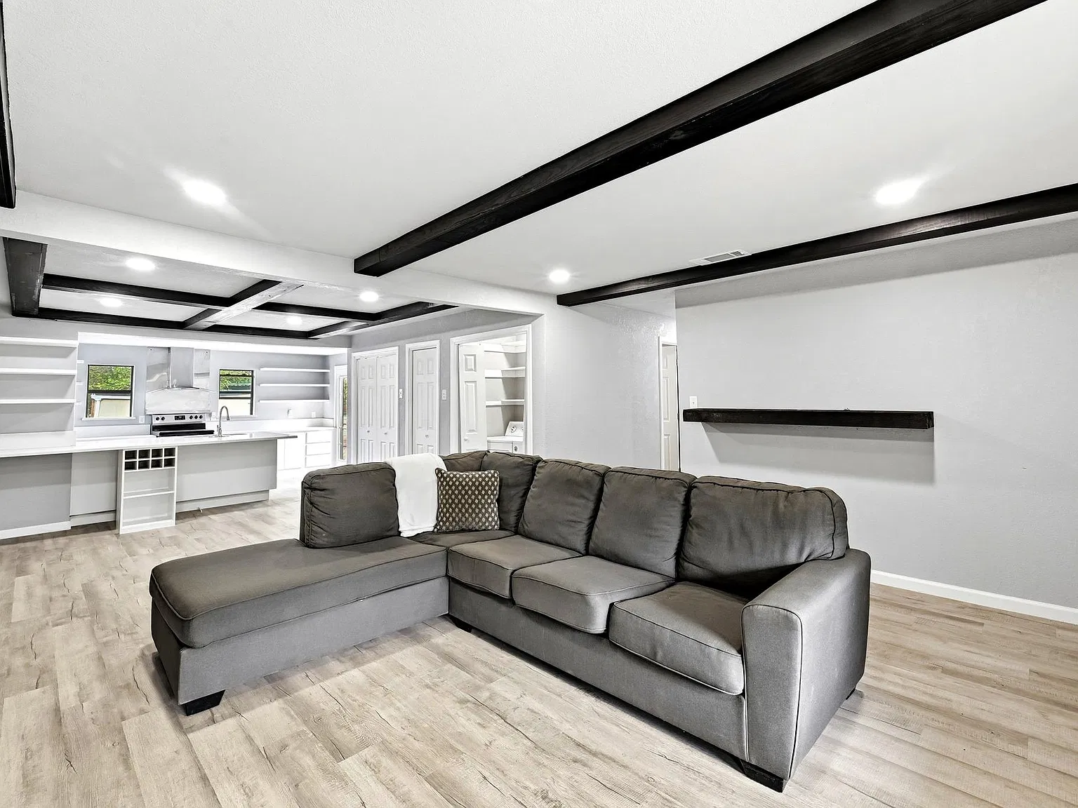 3 bed, 2.5 bath, 1800 sqft, $2,000 — Photo 3