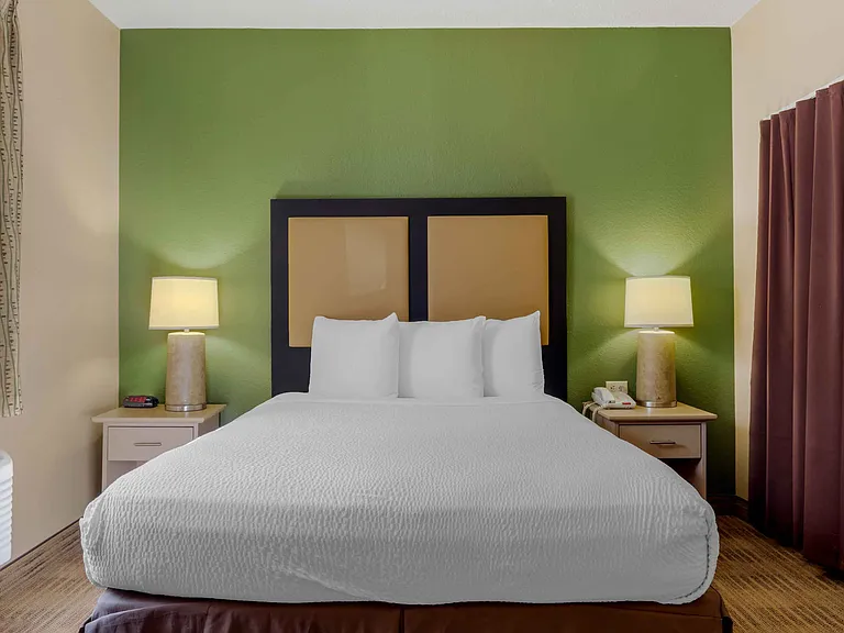 Deluxe Studio - 1 Queen Bed