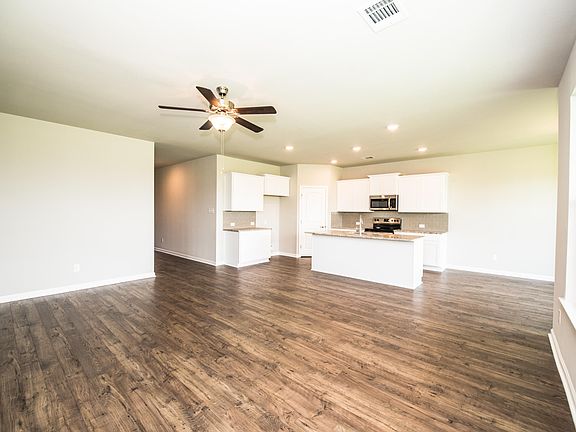 4th image of 212 Saddle Crest Dr