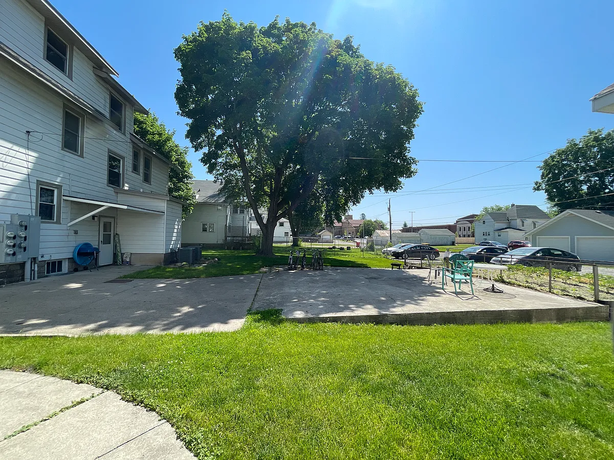 Building Photo - 618 7th St #2