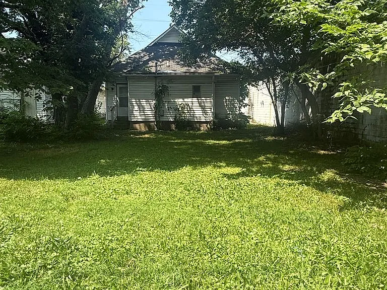 2809 Columbia Ave — Photo 2