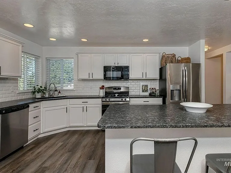 733 S Flintstone Ave — Photo 7