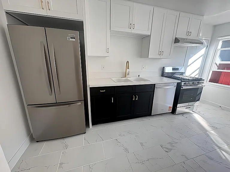 2416 Boone Ave — Photo 5