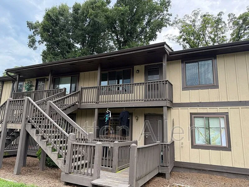2 bed, 1.0 bath, 768 sqft, $1,250 — Photo 1