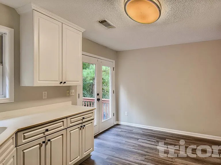 1309 Vine Cir — Photo 3