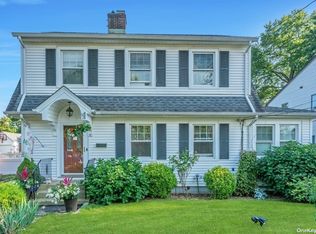41 Roosevelt St, Glen Cove, NY 11542
