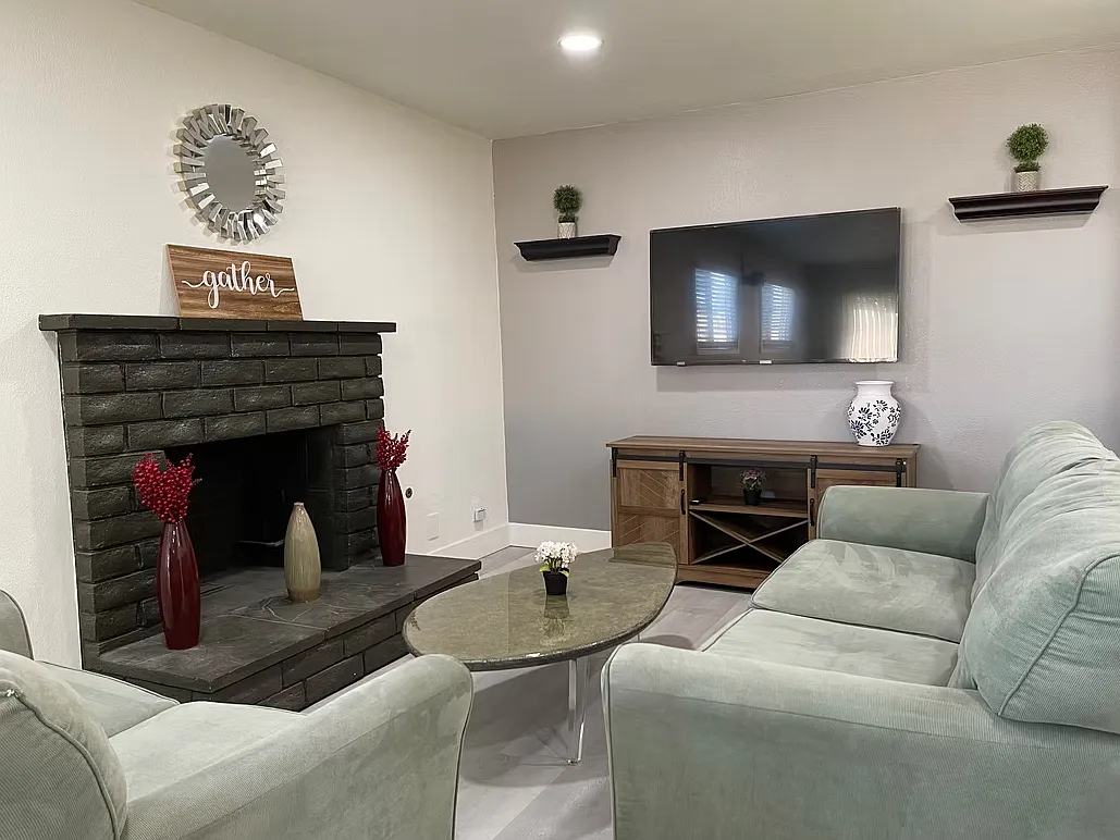 3 bed, 1152 sqft, $3,995 — Photo 2