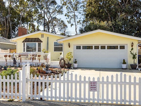 3rd image of 621 Evergreen Ln