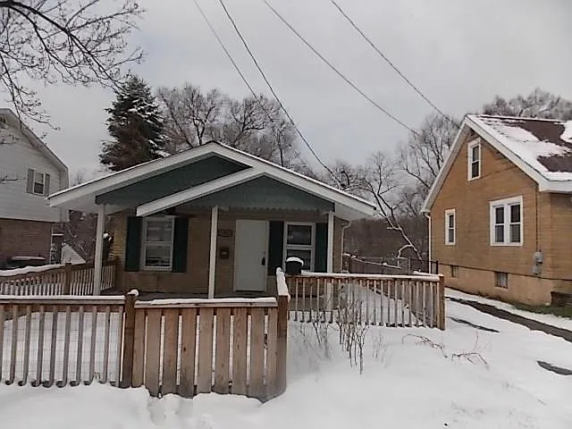 96 Devan Ave photo 1