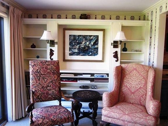 Sitting area /dining rm