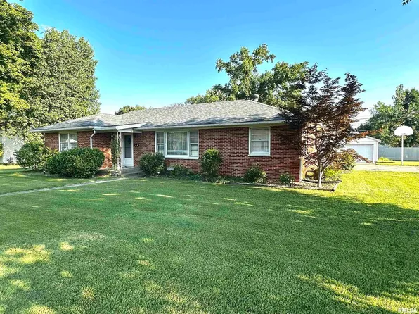 1 Charles Dr, Centralia, IL 62801