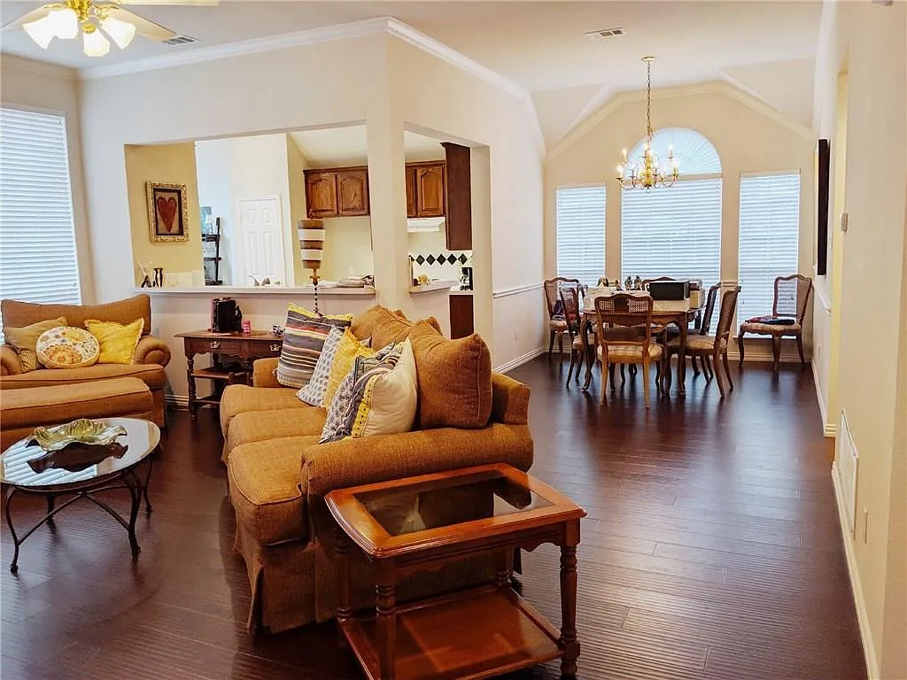 4 bed, 1988 sqft, $2,500 — Photo 4