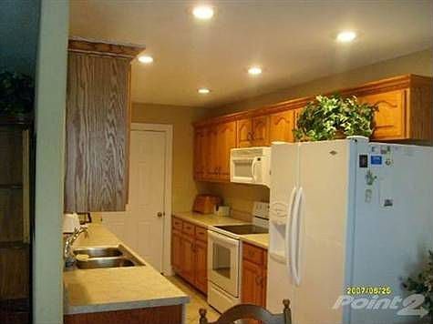 Practical & lovely kitchen wth appliances included