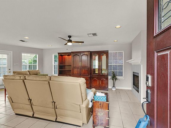 3rd image of 906 Juniper Ct