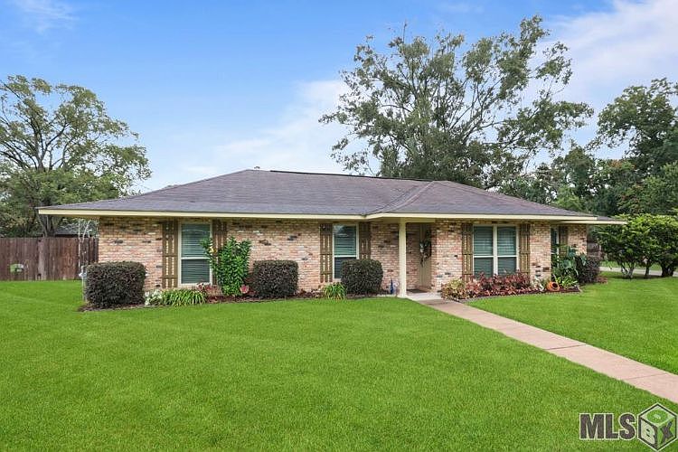 1st image of 38048 Mistletoe St