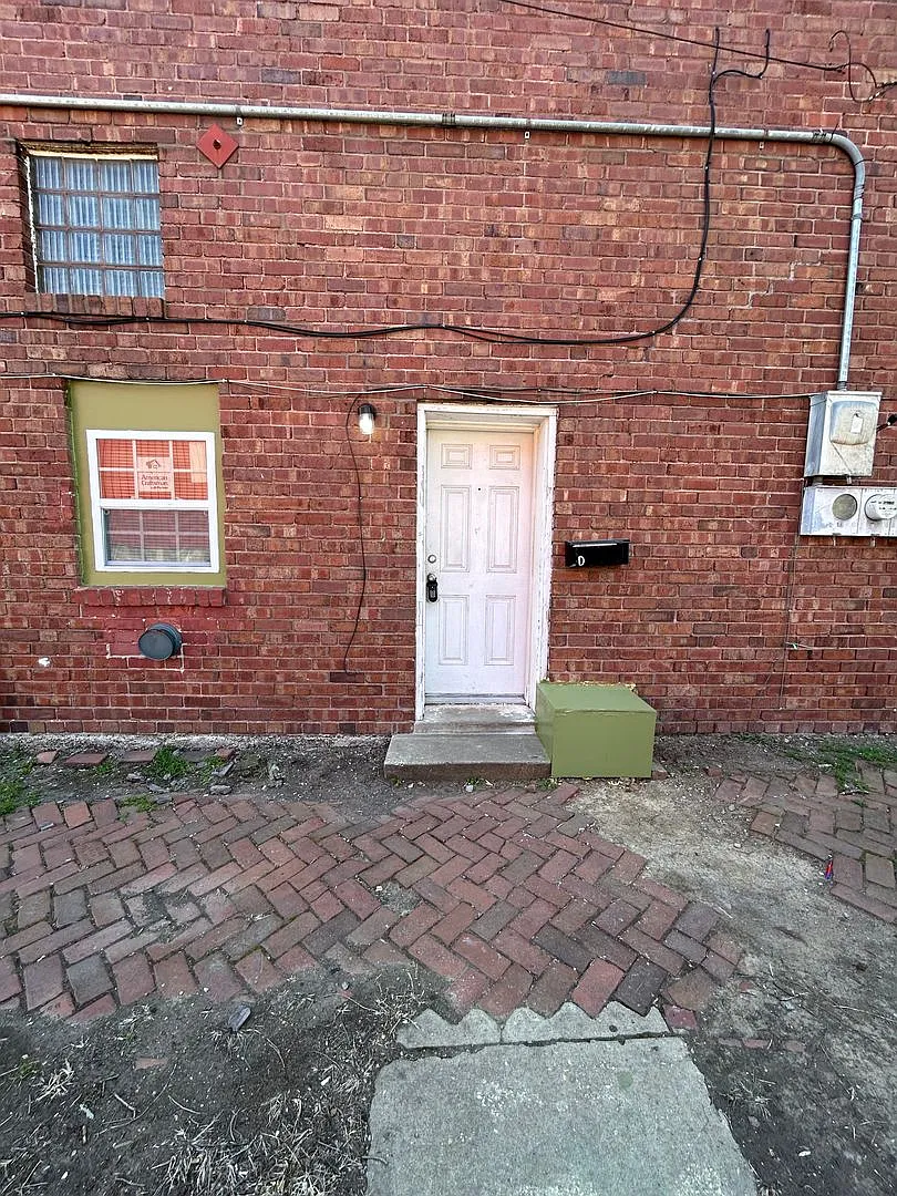 Building Photo - 101 S Elm St