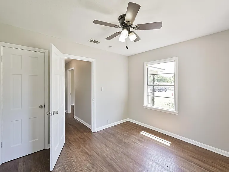 1501 Greenbrier Dr — Photo 15